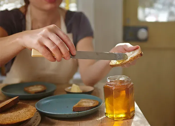 Meneekö hunaja huono? Tässä on mitä sinun on tiedettävä tämän ruokakomeroon säilyvyydestä