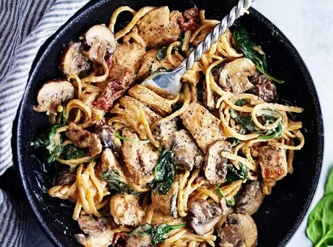 one-pot pasta recipes: one-pot chicken florentine with mushrooms' title='27 One-Pot Pasta Recipes for Lazy Nights