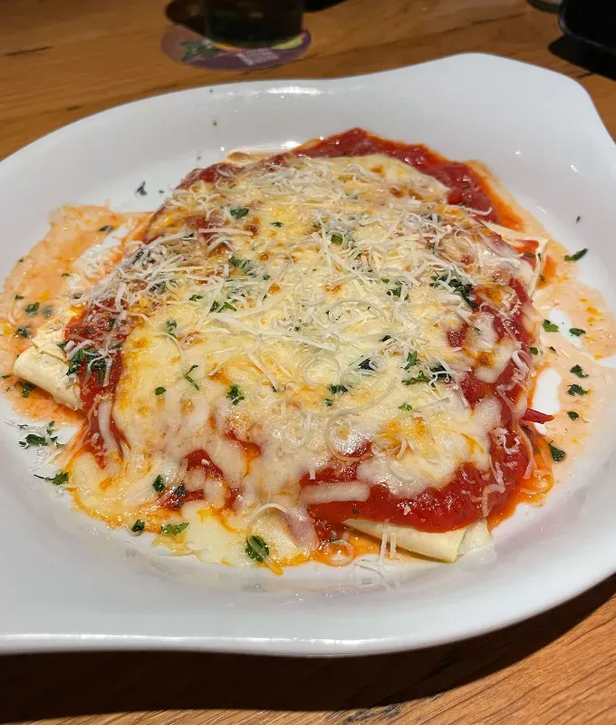 olive garden menu review: four-cheese manicotti' title='4 New Olive Garden Menu Items Ranked by a Cheese-Loving Food Editor