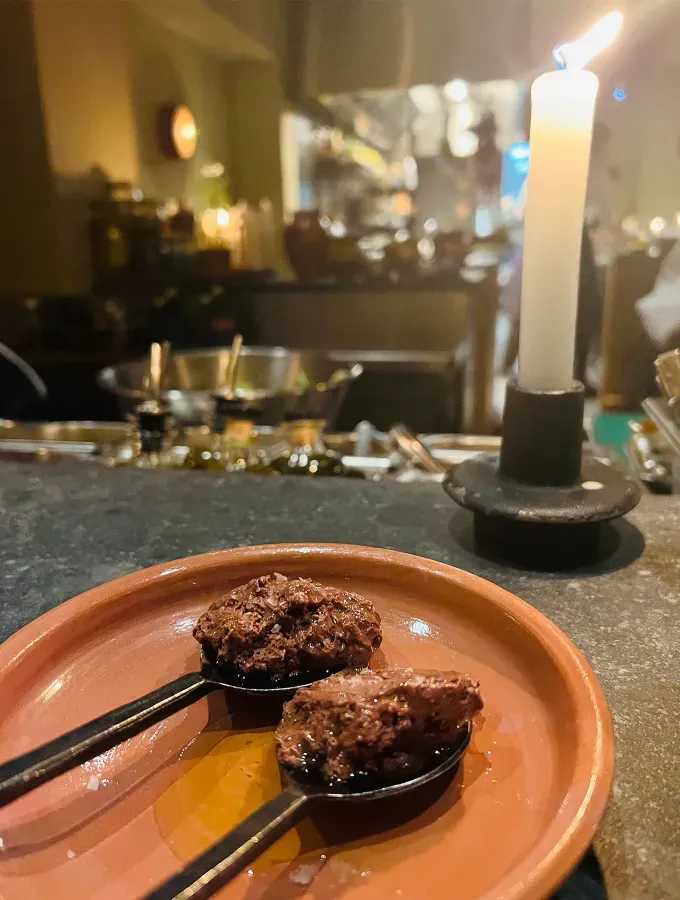 Die schicke Art, wie europäische Frauen Eis essen