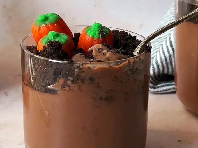 no-bake halloween treats: pumpkin patch dirt cups' title='30 Terrifyingly Tasty No-Bake Halloween Treats