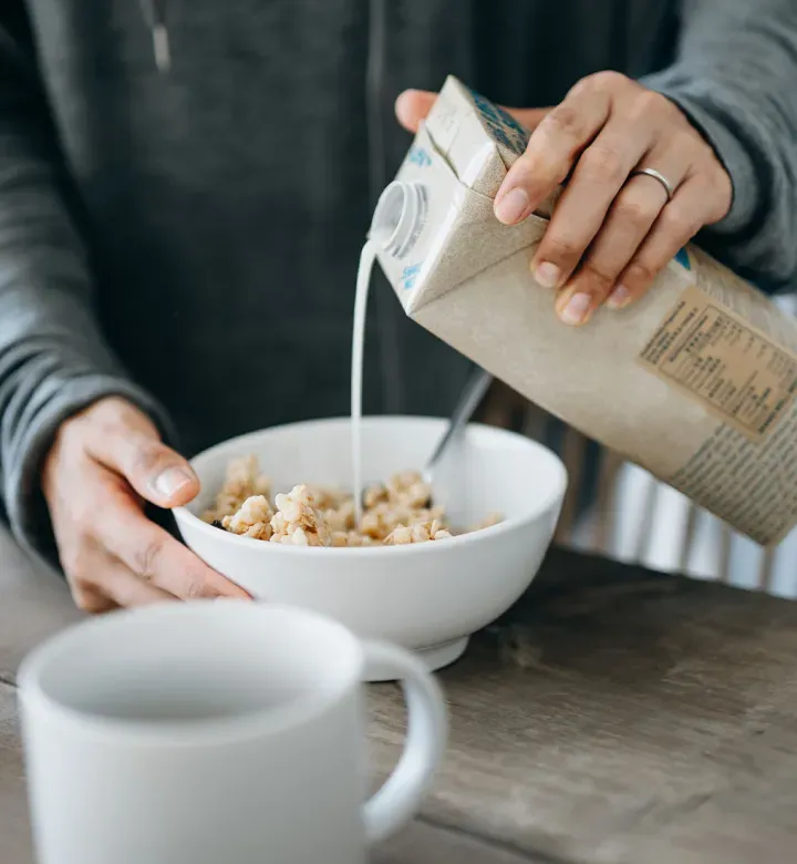 Hafermilch gegen Mandelmilch: Welches ist besser?