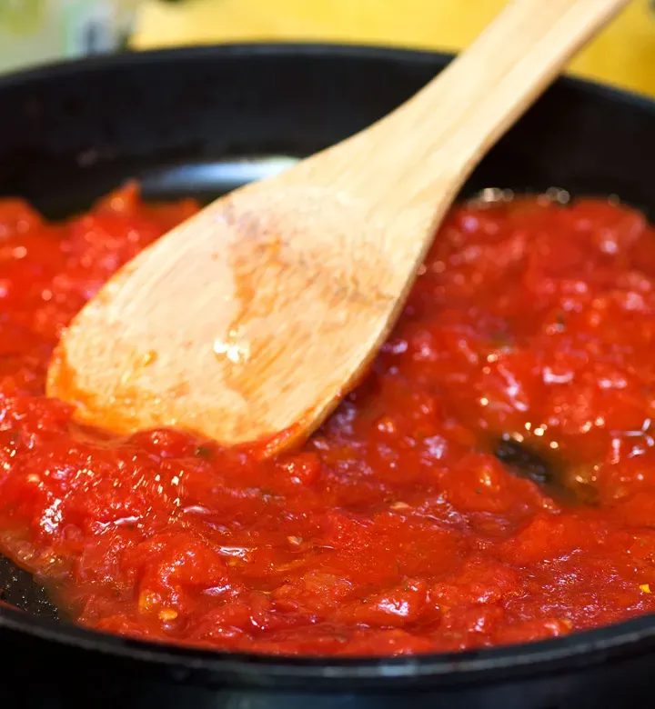 Benötigen Sie einen Ersatz für Tomatensauce? Hier sind 10 geniale Swaps (einschließlich eines, die Sie definitiv zur Hand haben)