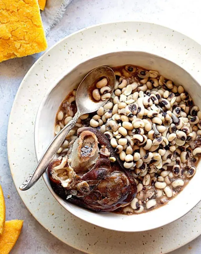 soul food recipes: black eyed peas' title='35 Soul Food Recipes That Southerners Swear By (and Northerners Need to Try)