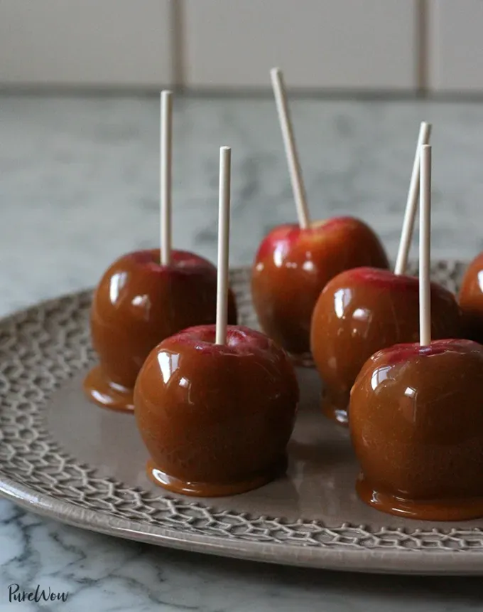 mini thanksgiving dessert recipes: mini caramel apples' title='54 Mini Thanksgiving Desserts That Are (Almost) Too Cute to Eat