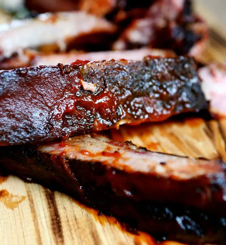 Kuinka lämmittää kylkiluut, jotta ne maistuvat kuin ne ovat tuoretta grilliltä