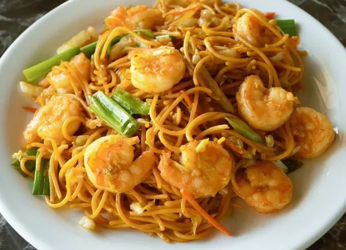 chow mein vs lo mein: lo mein noodles' fetchpriority='auto' title='Chow Mein vs. Lo Mein: What’s the Difference Between These Noodle Dishes?