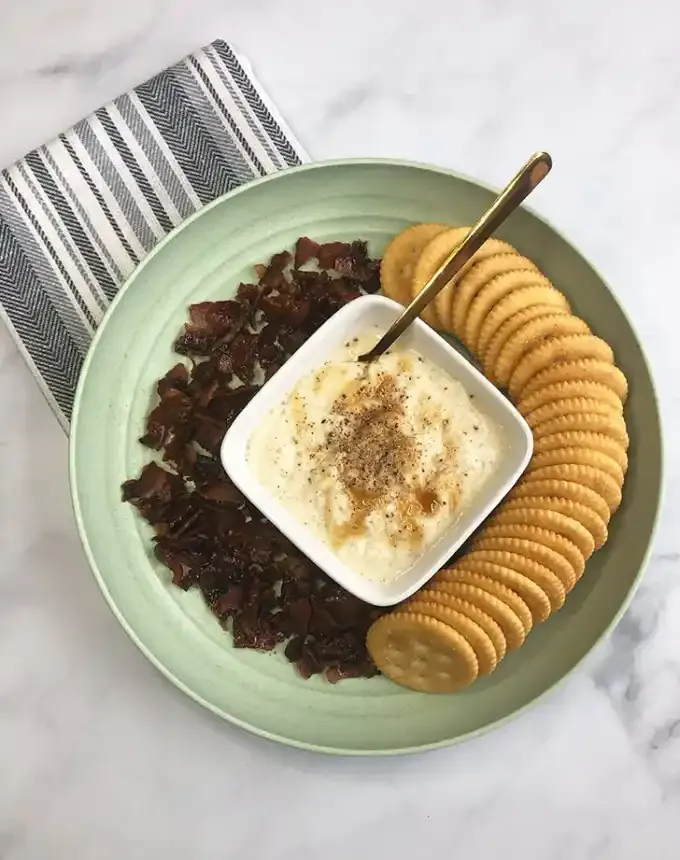 healthy midnight snacks: cheese and crackers' title='25 Healthy Late-Night Snacks to Satisfy Midnight Cravings