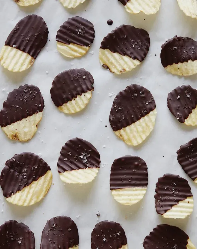 sweet and salty snacks: dark chocolate dipped potato chips' title='26 Sweet and Salty Snacks to Satisfy Your Cravings