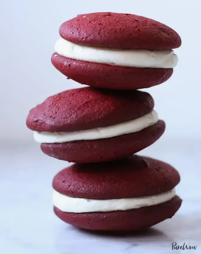 picnic food ideas: red velvet whoopie pies' title='68 Picnic Food Ideas to Pack in Your Basket