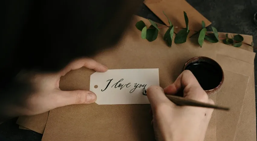 Wie man einen unglaublichen Liebesbrief schreibt, der ihn zum Weinen bringt