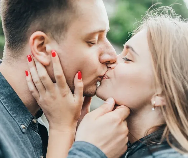 Die 15 Arten von Küssen, die Männer am meisten lieben