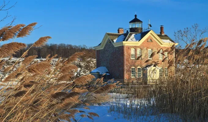 best small towns in the catskills: saugerties light house' fetchpriority='auto' title='10 Charming Small Towns in the Catskills