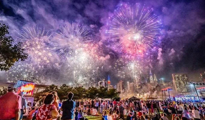 gantry plaza state park nyc fireworks july 4' title='The 12 Absolute Best Places to Watch the Fireworks in NYC