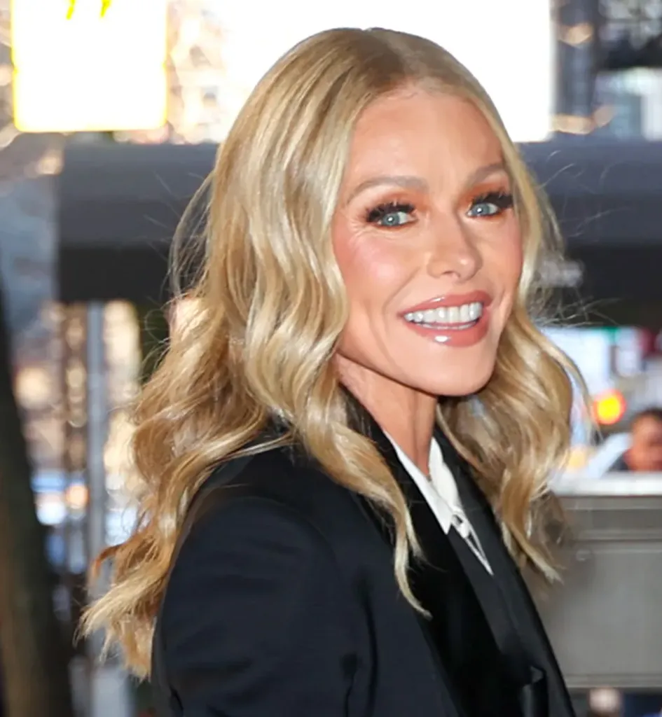 La niña de 10 años solloza mientras se encuentra y abraza a Kelly Ripa