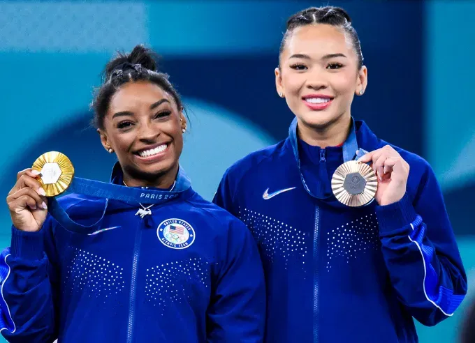 SimoneBiles SuniLee' fetchpriority='auto' title='Simone Biles and Suni Lee Reunite & I’m Obsessed with Their Sideline Style