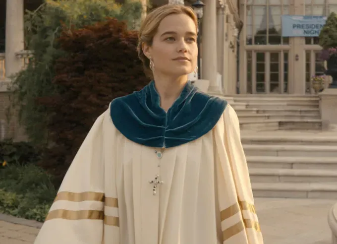 Sarah Catherine Hook in Cruel Intentions' fetchpriority='auto' title='I Just Realized Why ’The White Lotus’ Star Sarah Catherine Hook Looks Familiar—and I’m Still in Shock