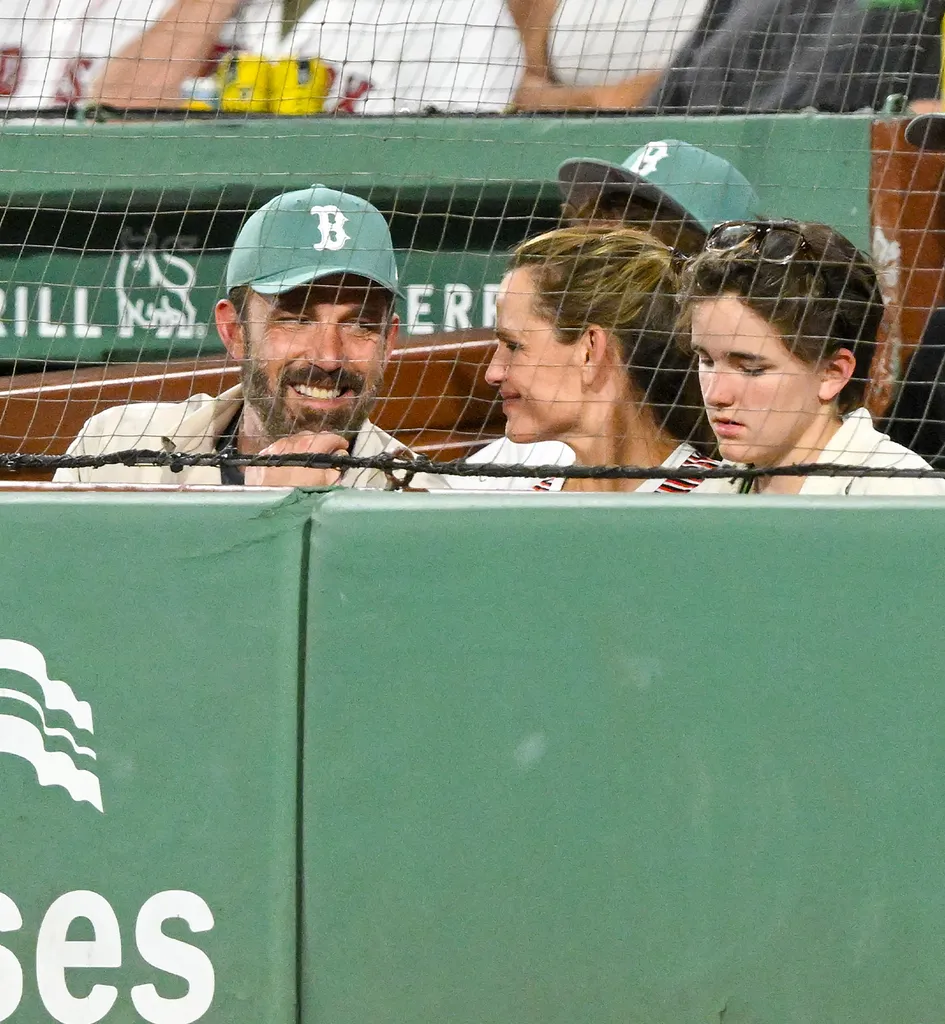 Ben Affleck und Jennifer Garner vereinen sich für einen seltenen Ausflug mit ihren Kindern - und ich kann nicht anders, als diese eine Sache zu bemerken