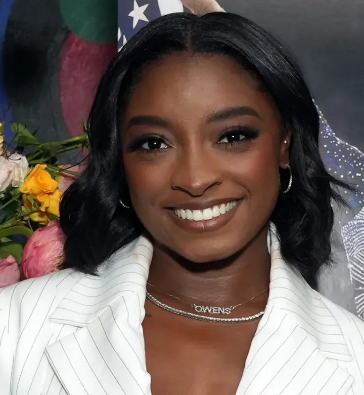 Simone Biles trug nur den schicksten, alles schwarzen Spieltag-kompliziert mit einem funkelnden Nicken an ihren Ehemann