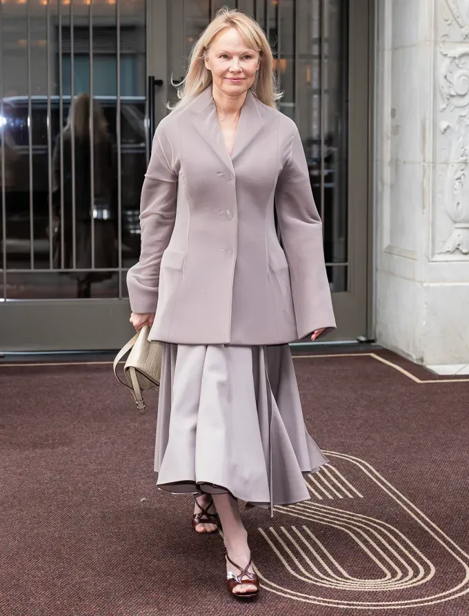pamela anderson no makeup body language' fetchpriority='auto' title='Pamela Anderson Stuns in No-Makeup Look in NYC (And Her Body Language Is *So* Telling)