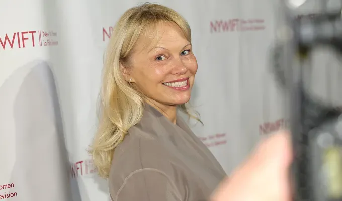 pamela anderson no makeup body language' fetchpriority='auto' title='Pamela Anderson Stuns in No-Makeup Look in NYC (And Her Body Language Is *So* Telling)