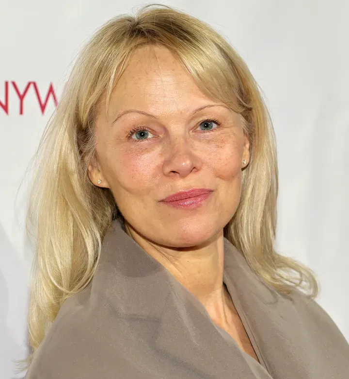 Pamela Anderson betäubt im No-Make-up-Look in NYC (und ihre Körpersprache ist * so * erzählt)