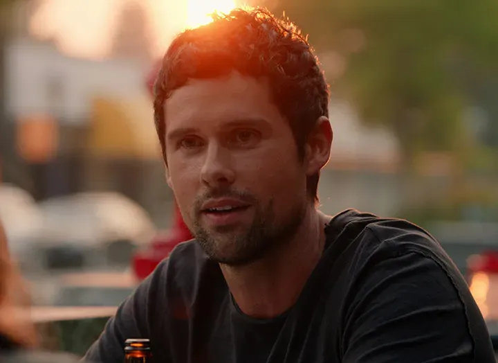 Odota, tämä 'Virgin River' -näyttelijä näytteli Meghan Marklen rinnalla pukuissa?!