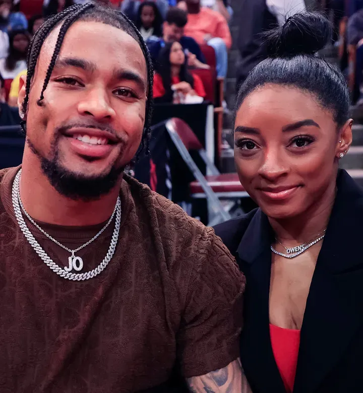 Simone Biles and Jonathan Owens' fetchpriority='high' title='Simone Biles and Jonathan Owens Bring the PDA (and a Butt Pat) in Adorable New Pics