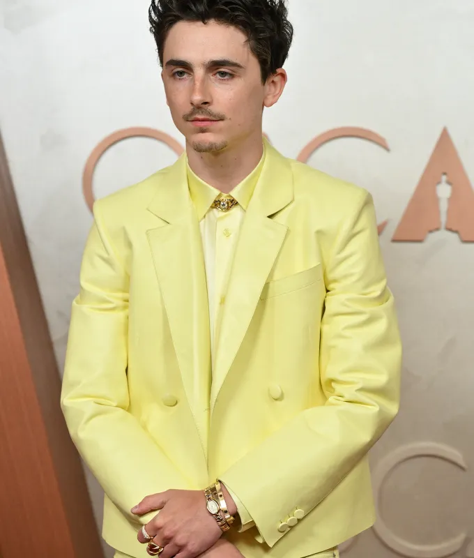 timothee-chalamet-oscars-outfit' fetchpriority='auto' title='Timothée Chalamet’s Butter Yellow Oscars Look Is…a Choice