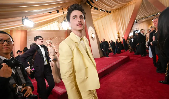 yellow suot' fetchpriority='auto' title='Timothée Chalamet’s Butter Yellow Oscars Look Is…a Choice