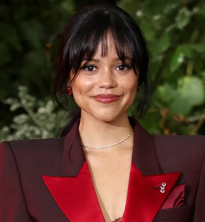 Jenna Ortegan lasimekko on yhtä häikäisevä - ja vaarallinen - kuin se näyttää