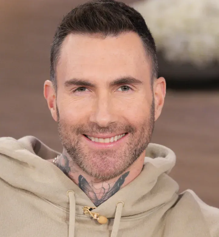Adam Levine debuterade just en djärv ny frisyr-och hans röst medstjärnor har tankar