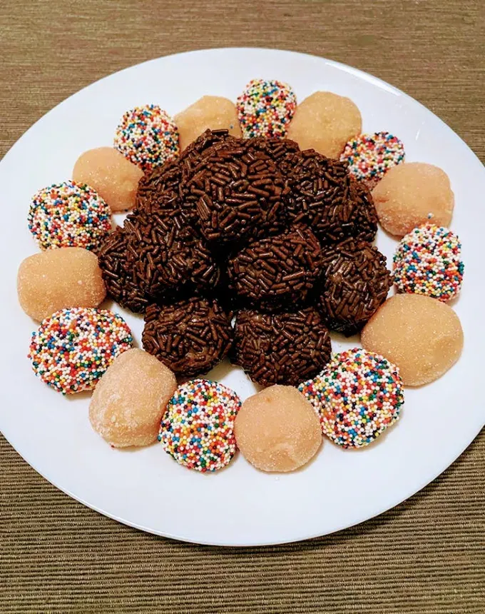 Das einfachste Brigadeiro-Rezept mit 3-inhaltlicher Dreier, zwei Wege