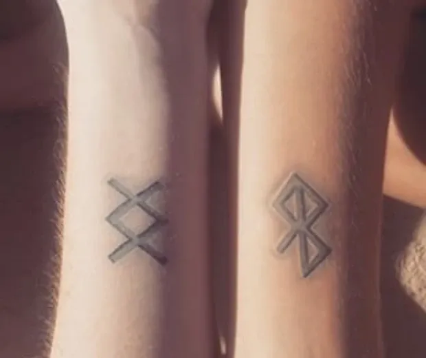 20 Runen-Tattoos für Frauen mit tiefer Bedeutung