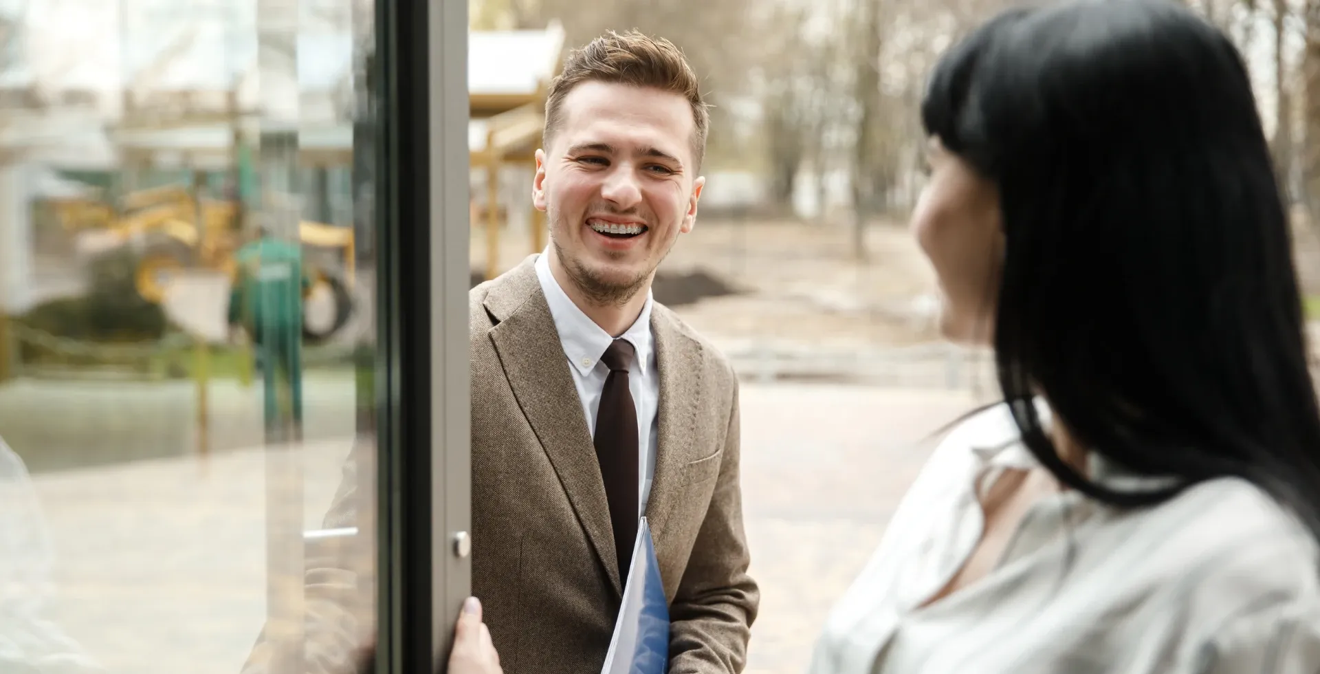 Wenn Sie eine Frau sehen, die diese 11 Dinge in der Öffentlichkeit tut, wissen Sie, dass sie ein guter Mensch ist