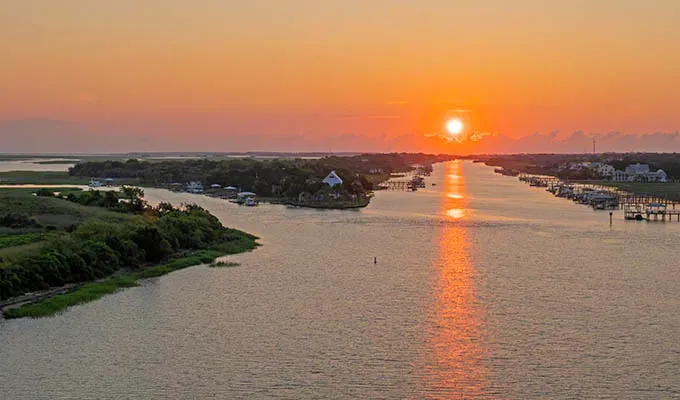 Best beach towns in South Carolina: Intracoastal waterway off Isle of Palms' fetchpriority='auto' title='The 11 Best Beach Towns in South Carolina