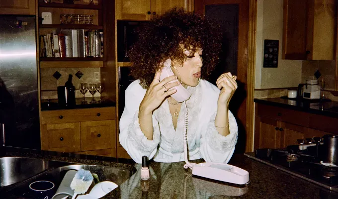 rubber band theory 1' fetchpriority='auto' title='Gen-Z Is Opting Into The ‘90s Rubber Band Dating Theory—and I’m Kind of Here For It?