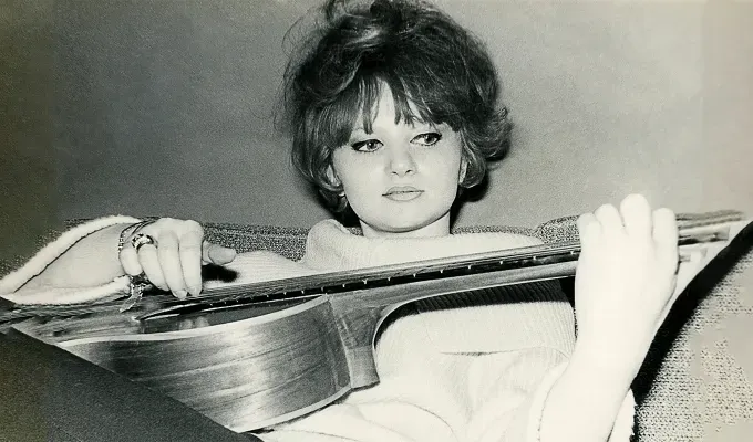 rubber band theory 3' fetchpriority='auto' title='Gen-Z Is Opting Into The ‘90s Rubber Band Dating Theory—and I’m Kind of Here For It?