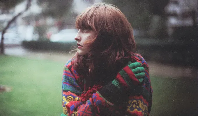 rubber band theory 4' fetchpriority='auto' title='Gen-Z Is Opting Into The ‘90s Rubber Band Dating Theory—and I’m Kind of Here For It?