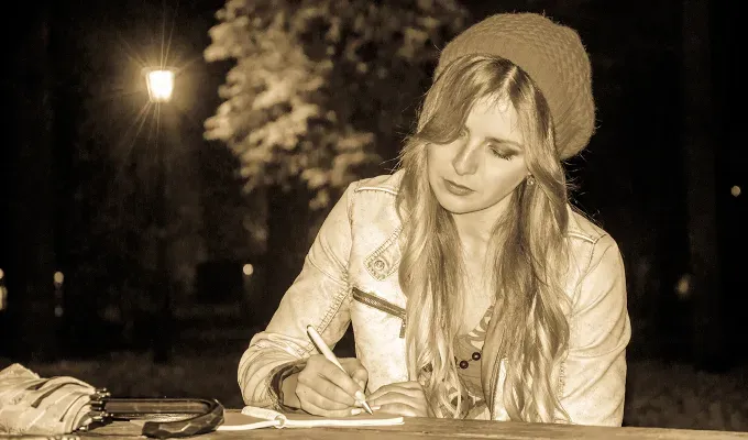 rubber band theory 5' fetchpriority='auto' title='Gen-Z Is Opting Into The ‘90s Rubber Band Dating Theory—and I’m Kind of Here For It?