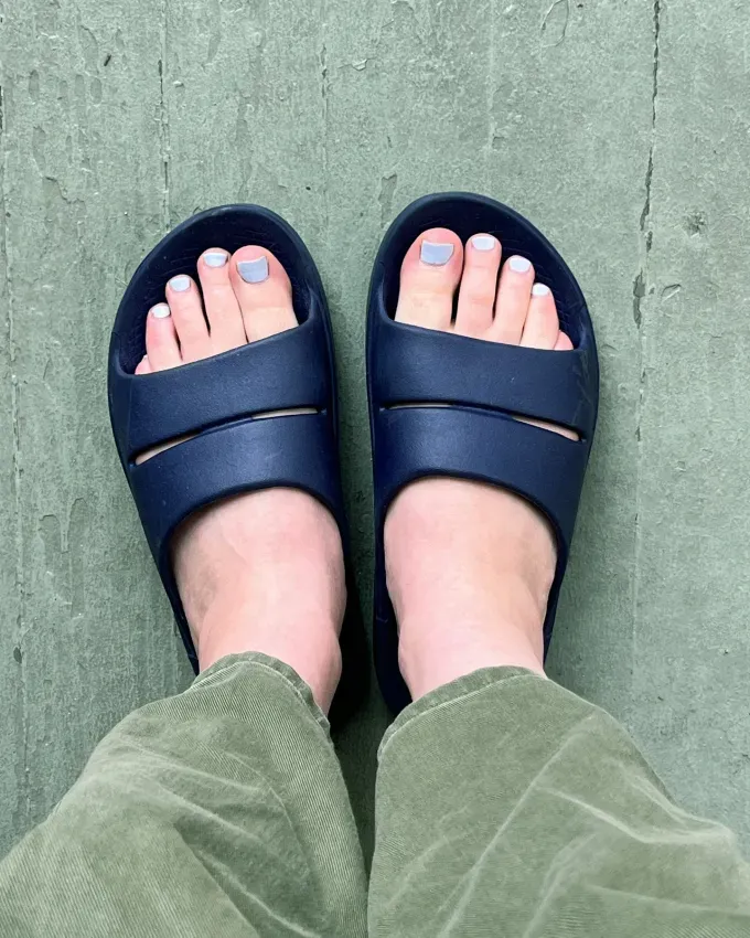 Eagle eye original photo of Oofos an alternative to Crocs' fetchpriority='auto' title='I’m Obsessed With Crocs So I Asked Podiatrists What They Really Think About Them