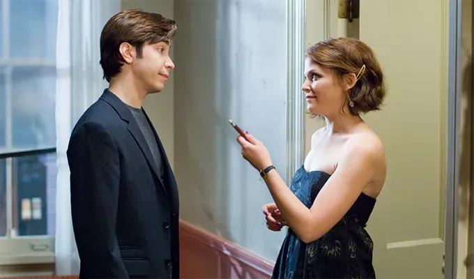 what is submarining 2' fetchpriority='auto' title='Is Submarining Worse Than Ghosting? I Asked 3 Experts to Break Down TikTok’s Latest Dating Trend